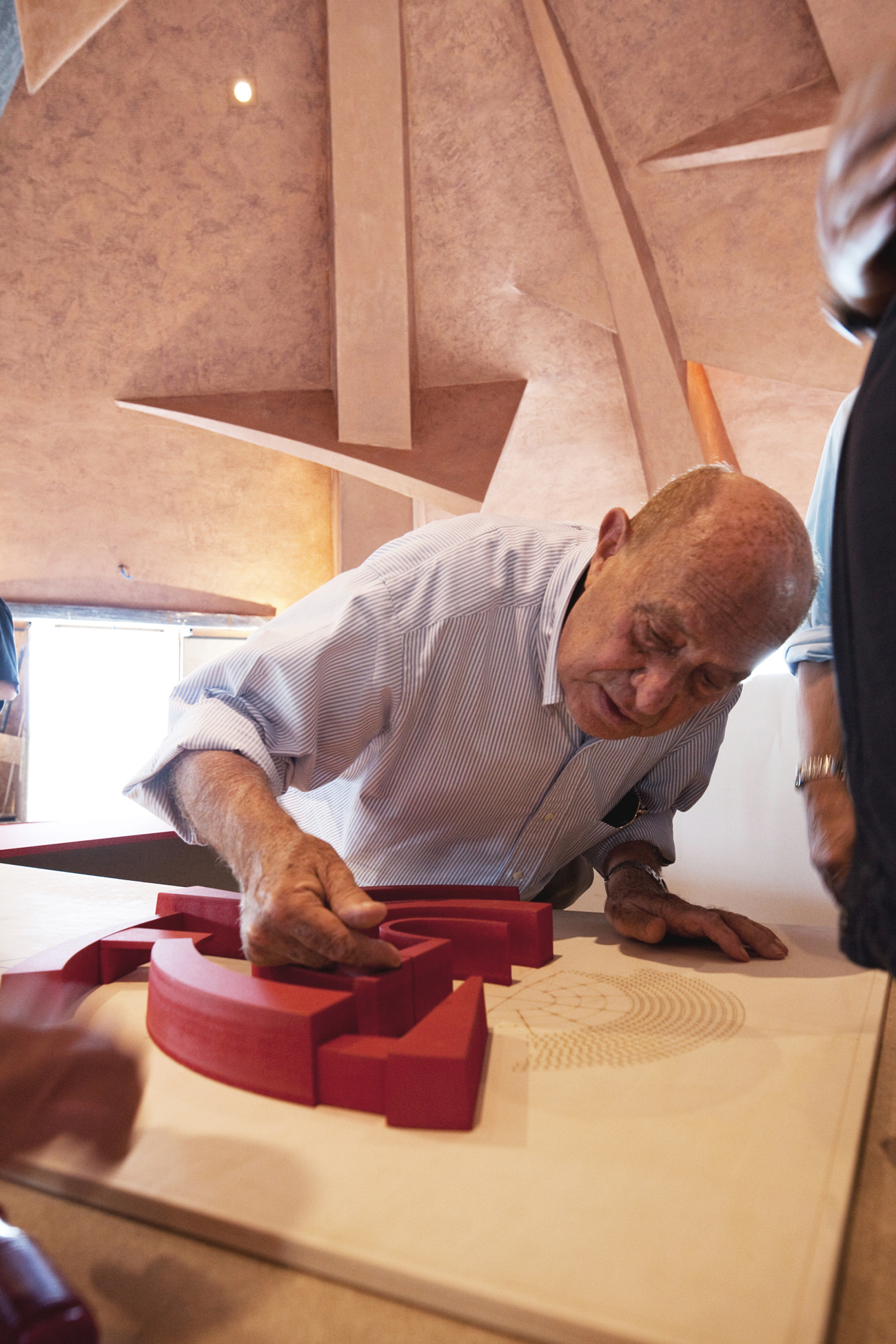 Le Tenute Lunelli festeggiano i 90 anni di Arnaldo Pomodoro